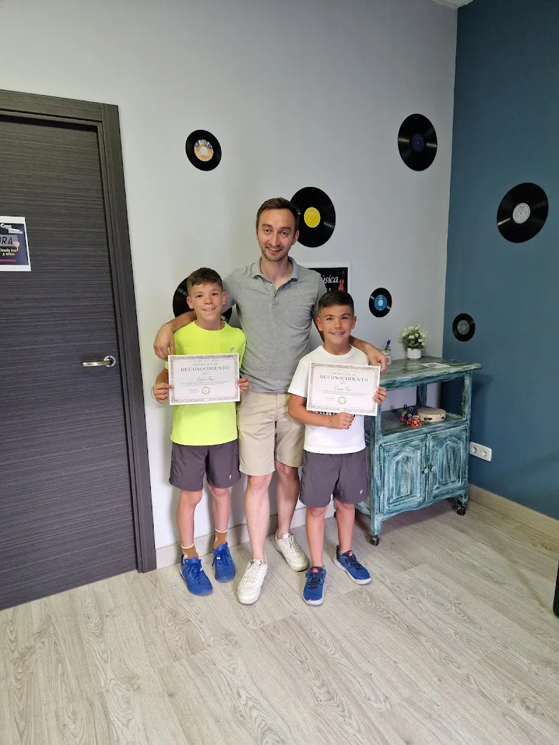 Alumnos con su diploma