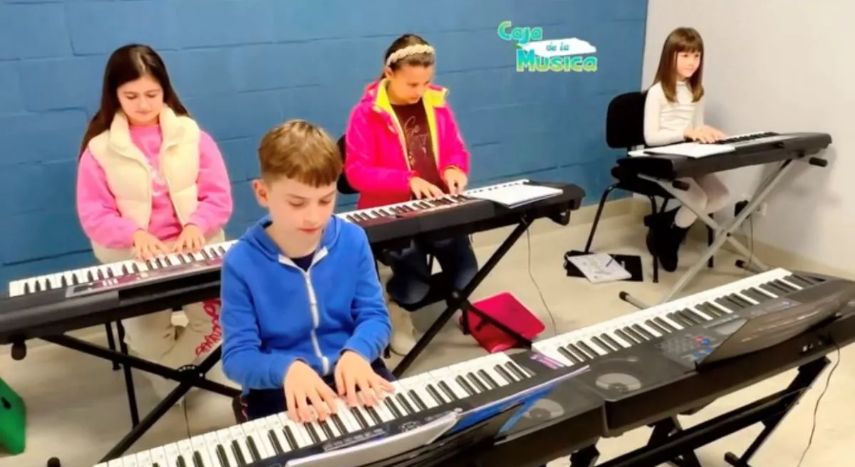 Alumnos tocando el teclado