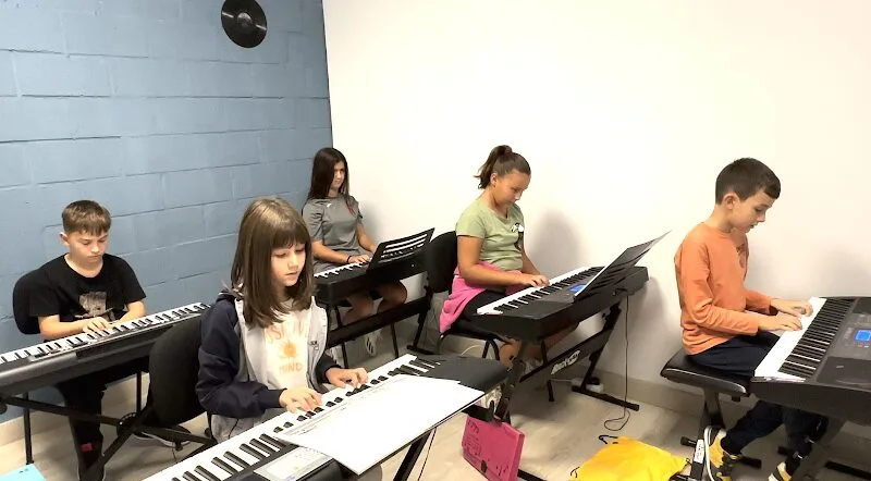 Clase de piano en Caja de la Música